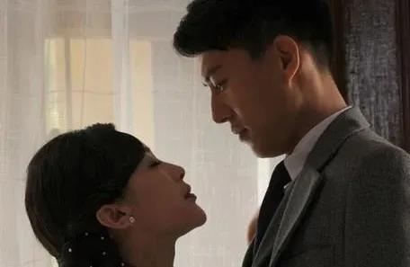 靳东感情一波三折，曾恋上大9岁江珊，为何转身娶了离过婚的李佳