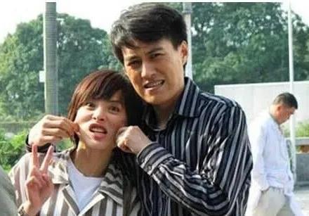 靳东感情一波三折，曾恋上大9岁江珊，为何转身娶了离过婚的李佳