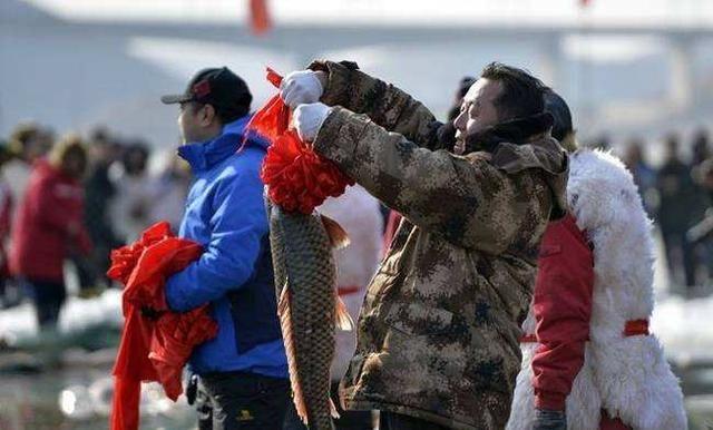 一条胖头鱼到了查干湖，身价飙涨1.5万倍！拍出近300万的天价