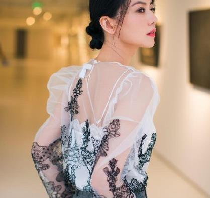 40岁高圆圆罕见现身，近照皮肤水嫩状态佳，产后产前无差别！