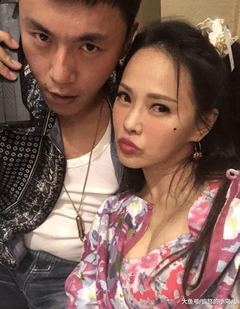 49岁伊能静曾登《男人装》, 用纸片“遮羞”, 网友: 秦昊不管管吗