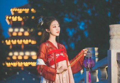 ​女子穿汉服上街，衣服被路人扯烂，还被吐槽：没见识？