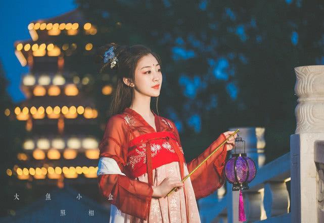 女子穿汉服上街，衣服被路人扯烂，还被吐槽：没见识？