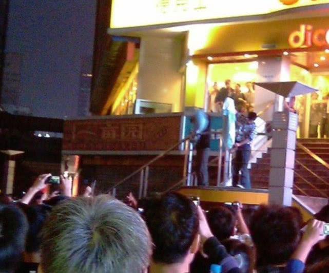 女子穿汉服上街，衣服被路人扯烂，还被吐槽：没见识？