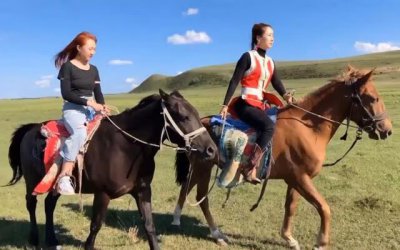 ​手机版的《我的世界》要怎么骑马和下马（我的世界手机版怎么才能骑马)