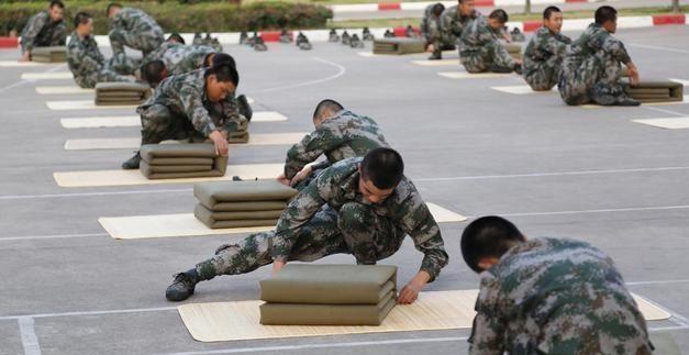 别小瞧内务训练,中国“豆腐块”被子超惊艳,美俄为何不用叠?