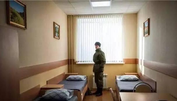 别小瞧内务训练,中国“豆腐块”被子超惊艳,美俄为何不用叠?