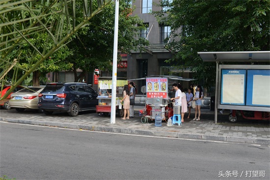 三轮车改装成小吃车，路边卖各式早餐，你最爱吃哪一样？