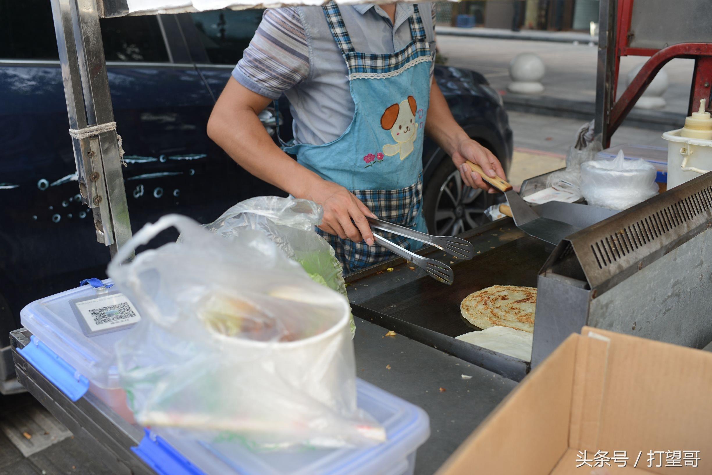 三轮车改装成小吃车，路边卖各式早餐，你最爱吃哪一样？
