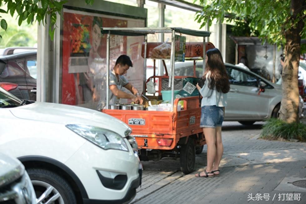 三轮车改装成小吃车，路边卖各式早餐，你最爱吃哪一样？
