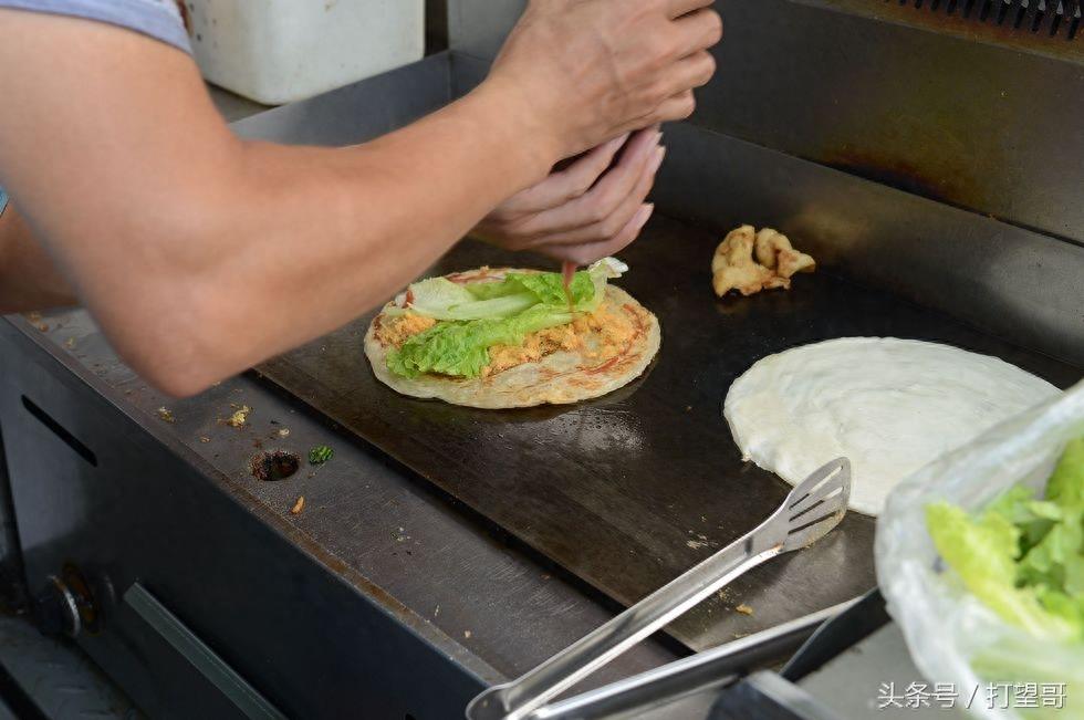 三轮车改装成小吃车，路边卖各式早餐，你最爱吃哪一样？