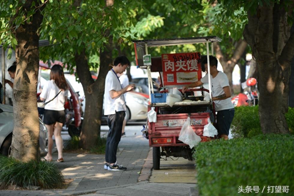 三轮车改装成小吃车，路边卖各式早餐，你最爱吃哪一样？