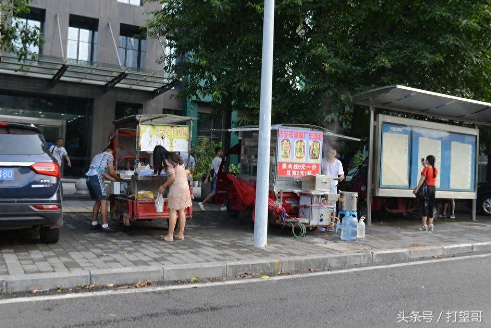 三轮车改装成小吃车，路边卖各式早餐，你最爱吃哪一样？