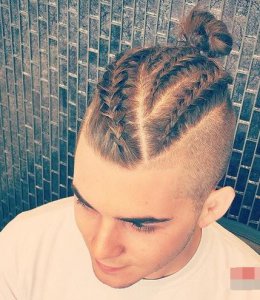 ​男生 扎辫子 发型图