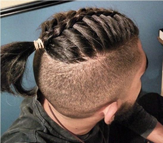 男生 扎辫子 发型图