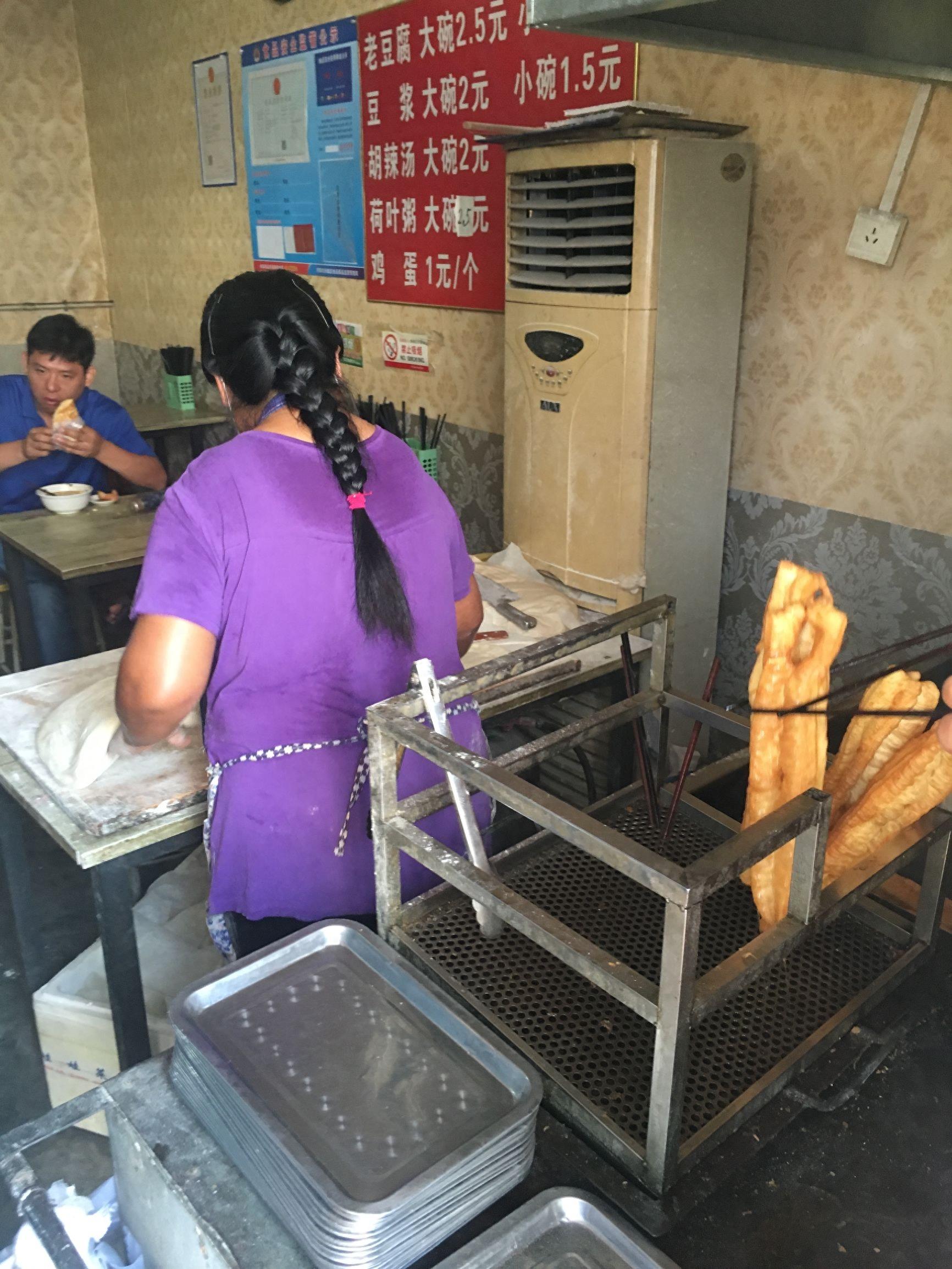 60平早点店每天早上6点排队到9点 胡辣汤豆腐脑油条茶叶蛋