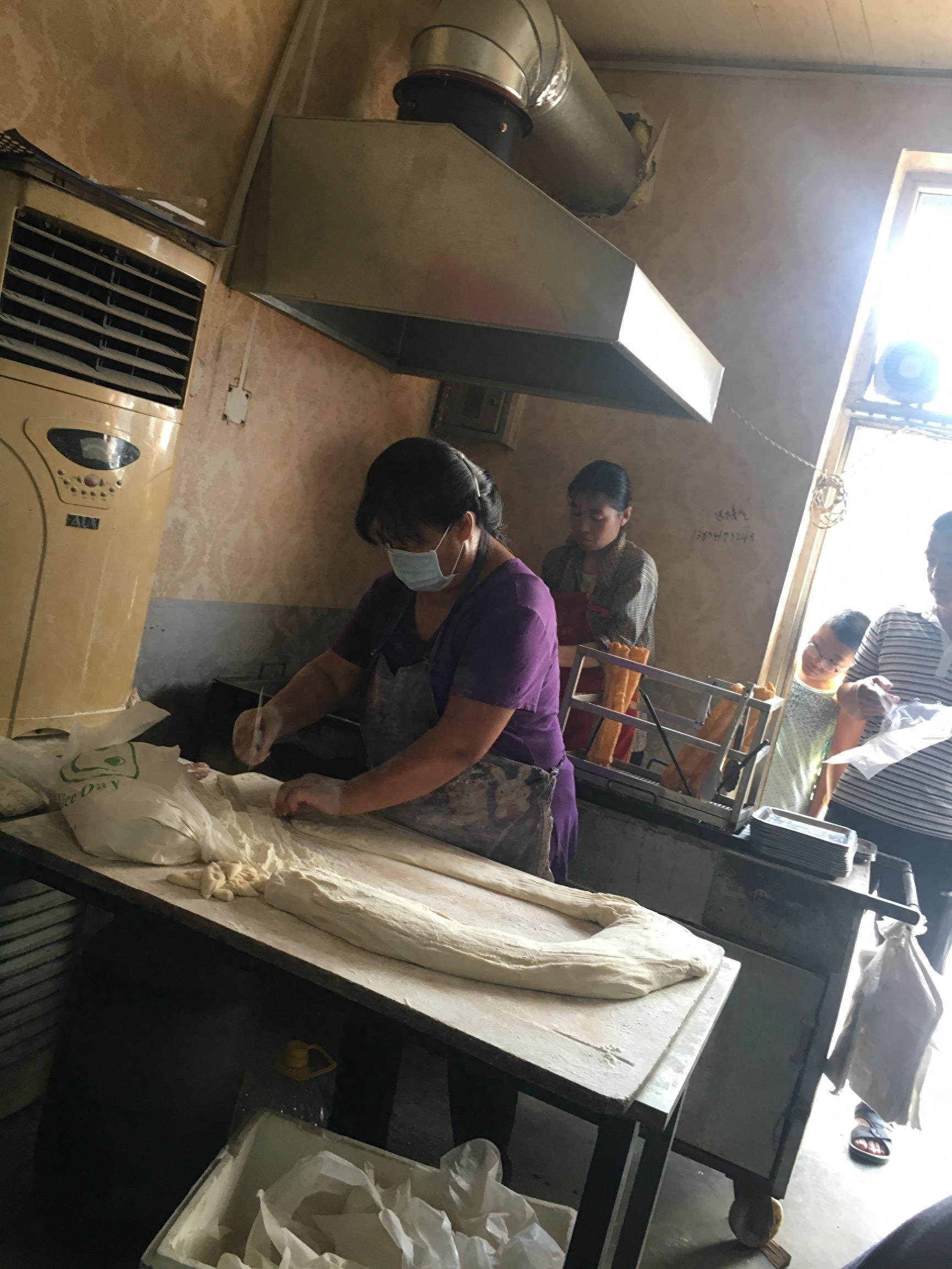 60平早点店每天早上6点排队到9点 胡辣汤豆腐脑油条茶叶蛋