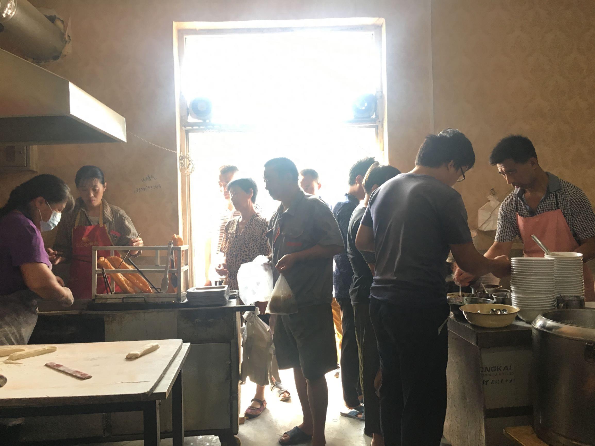 60平早点店每天早上6点排队到9点 胡辣汤豆腐脑油条茶叶蛋