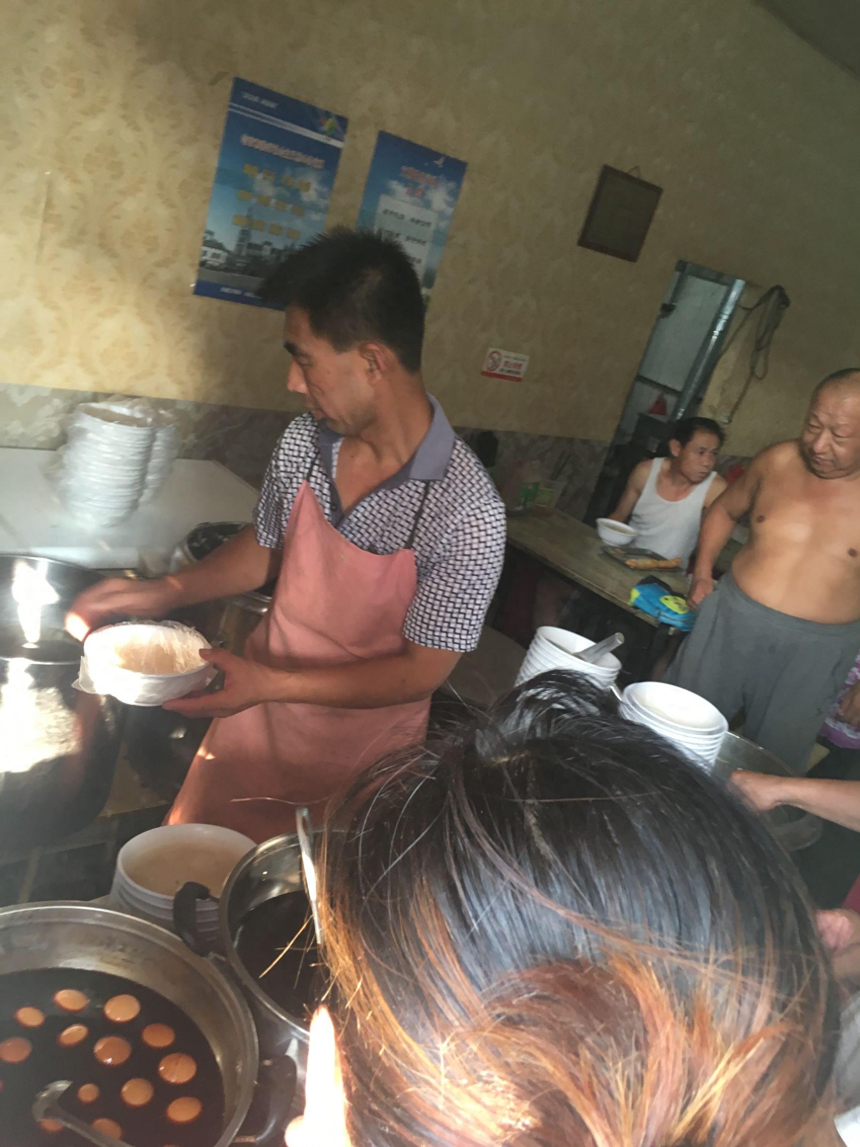 60平早点店每天早上6点排队到9点 胡辣汤豆腐脑油条茶叶蛋