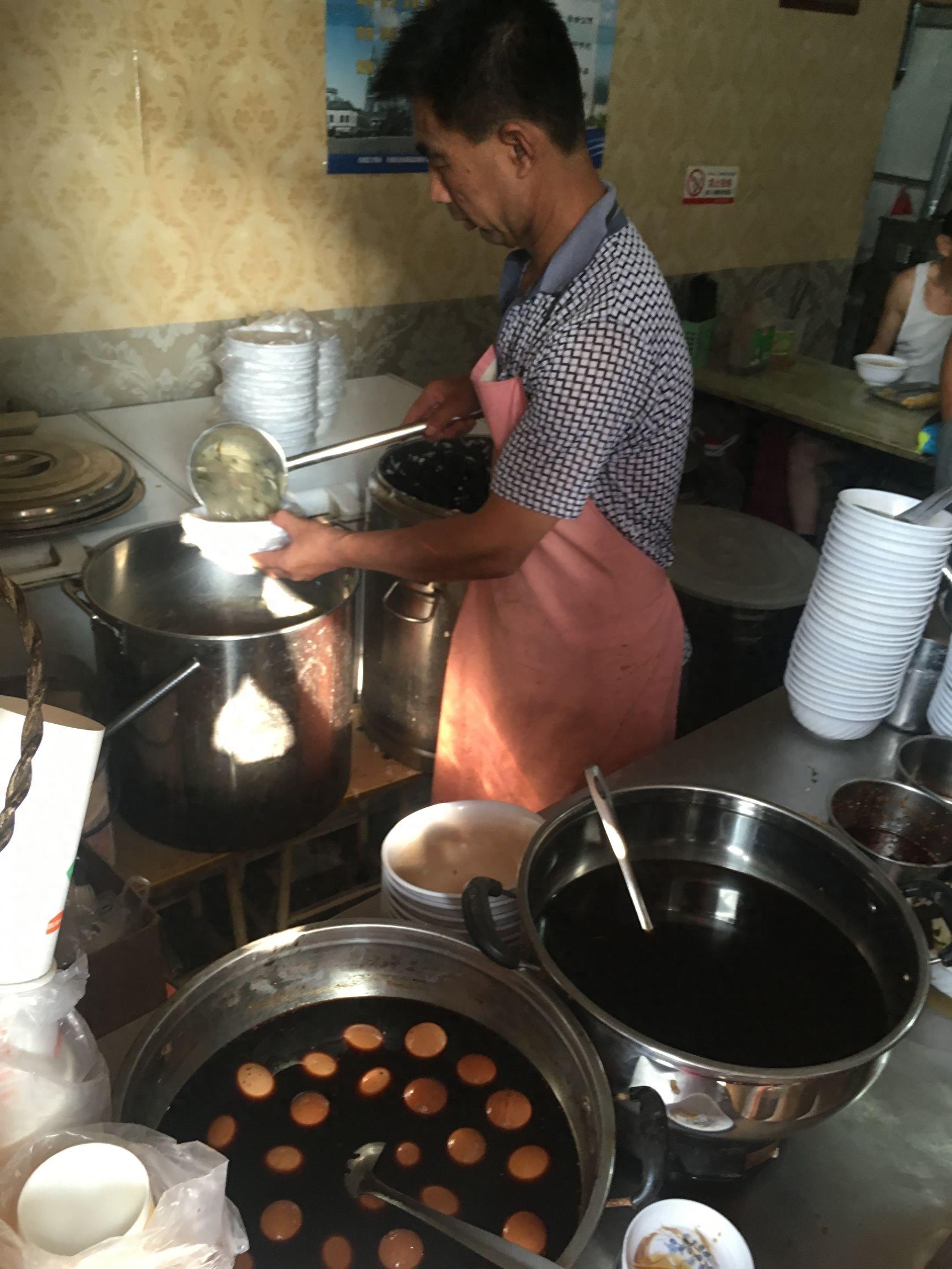 60平早点店每天早上6点排队到9点 胡辣汤豆腐脑油条茶叶蛋