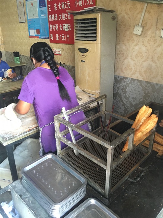 60平早点店每天早上6点排队到9点 胡辣汤豆腐脑油条茶叶蛋