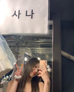 ​Twice成员Sana晒近照，平滑的肩部曲线，展现“致命美感”？