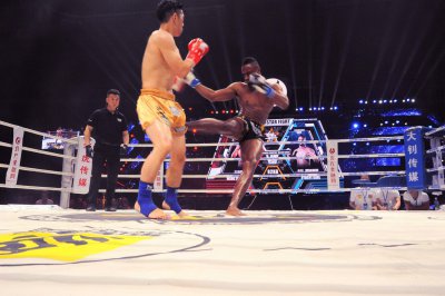 ​卡尔冲击“拳星时代”金腰带，欲踢倒所有对手！