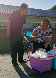 ​乡爱赵四酒驾后露面，与谢广坤同框身材显发福，网友：戒酒了吗？