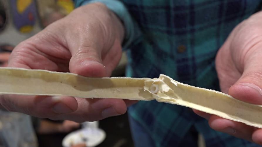 网友尝试用耳烛吸出耳垢，拆开耳烛验证其功效