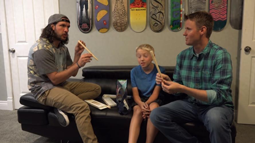 网友尝试用耳烛吸出耳垢，拆开耳烛验证其功效