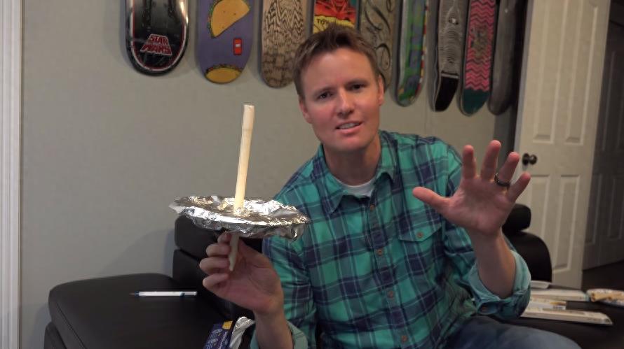 网友尝试用耳烛吸出耳垢，拆开耳烛验证其功效