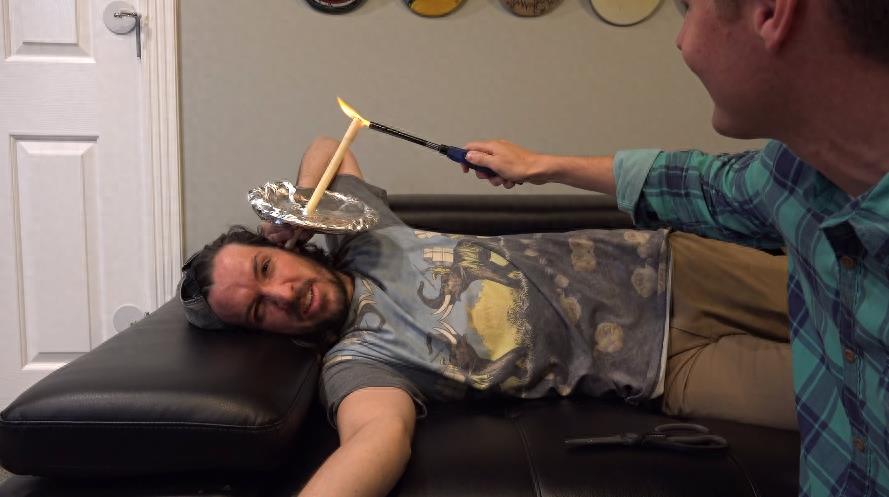 网友尝试用耳烛吸出耳垢，拆开耳烛验证其功效