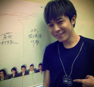 ​他歌声红遍全国，被称为“送子观音”，却被认为是个gay