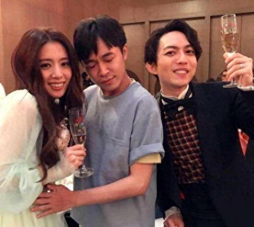 他歌声红遍全国，被称为“送子观音”，却被认为是个gay