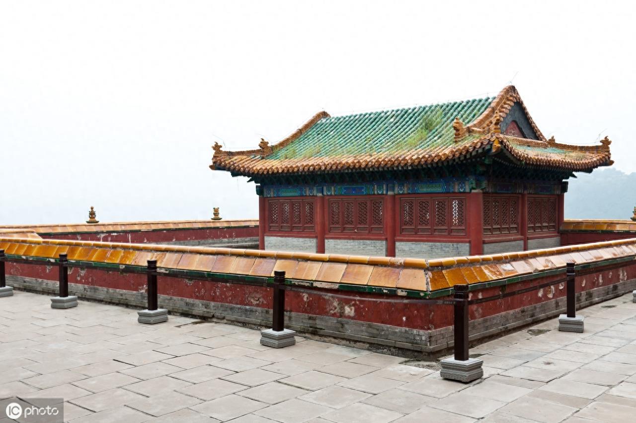 这里俗称“小布达拉宫”，是仿西藏布达拉宫而建的，历史悠久