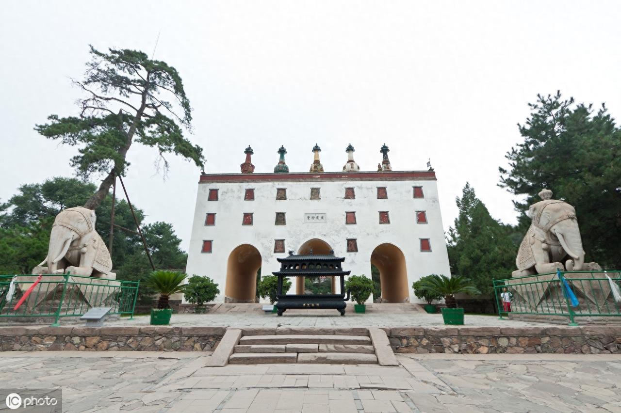 这里俗称“小布达拉宫”，是仿西藏布达拉宫而建的，历史悠久