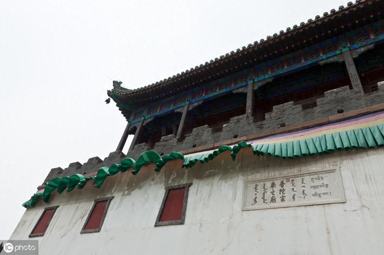 这里俗称“小布达拉宫”，是仿西藏布达拉宫而建的，历史悠久