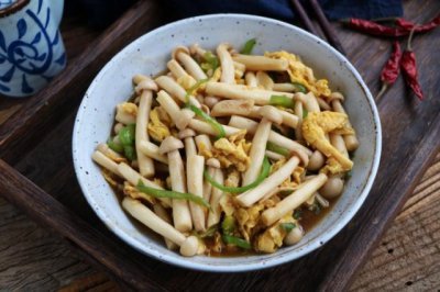 ​海鲜菇最简单做法，打个鸡蛋一起炒，鲜香不腻人