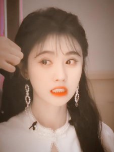 ​鞠婧祎穿婚纱美出新高度，却因美甲引热议，这是对新娘最大的尊重