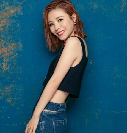 内地最具人气女歌手黄雅莉，一个淘气中性的音乐精灵般的女孩！