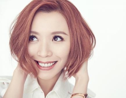 内地最具人气女歌手黄雅莉，一个淘气中性的音乐精灵般的女孩！