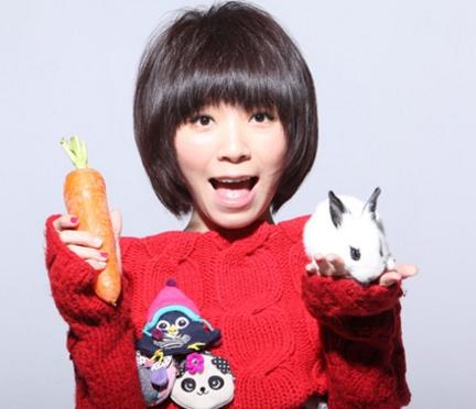 内地最具人气女歌手黄雅莉，一个淘气中性的音乐精灵般的女孩！