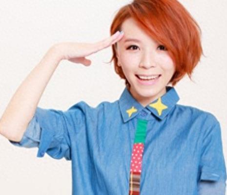 内地最具人气女歌手黄雅莉，一个淘气中性的音乐精灵般的女孩！