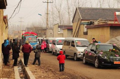 ​民间故事：周扒皮嫁女-偷鸡不成蚀把米，赔钱赔女儿赔脸面