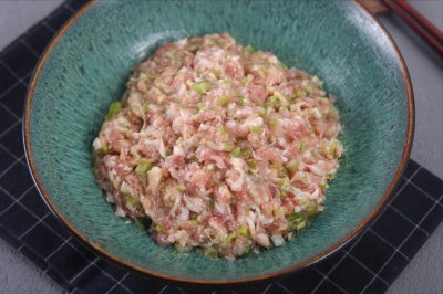 ​肉馅怎么调好吃？教你万能调制方法，切记多放2味料，鲜嫩又多汁