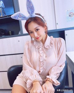 ​网络女神洛儿变装兔女郎庆复活 从性感变清纯获网友大赞