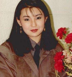 ​街头偶遇张曼玉，路人镜头下56岁的她，打扮时髦仍似少女？
