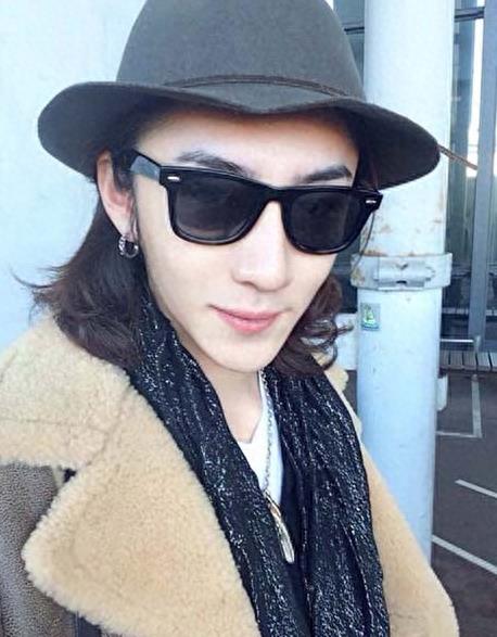 看了现实中曹曦月的照片，终于知道为什么网友黑转粉了