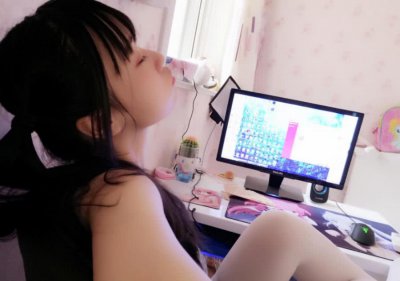 ​赛高酱为证明自己不是“优秀女孩”，直接微博晒出一组照片打脸