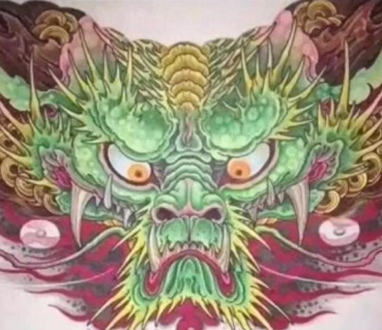 胸前的纹身图案！